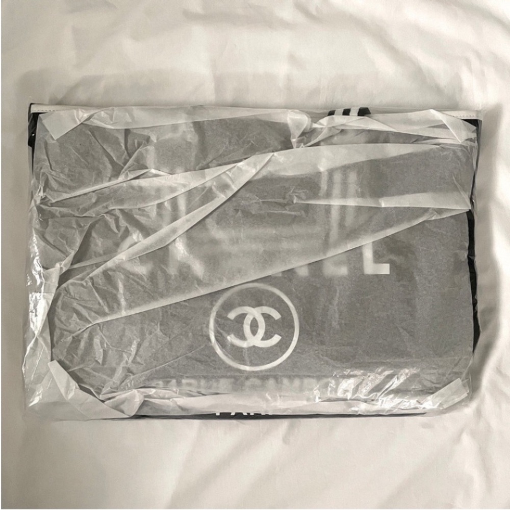 New Chanel Large Travel Bag Beach Tote with Double Handles VIP/GWP - Picture 8 of 8